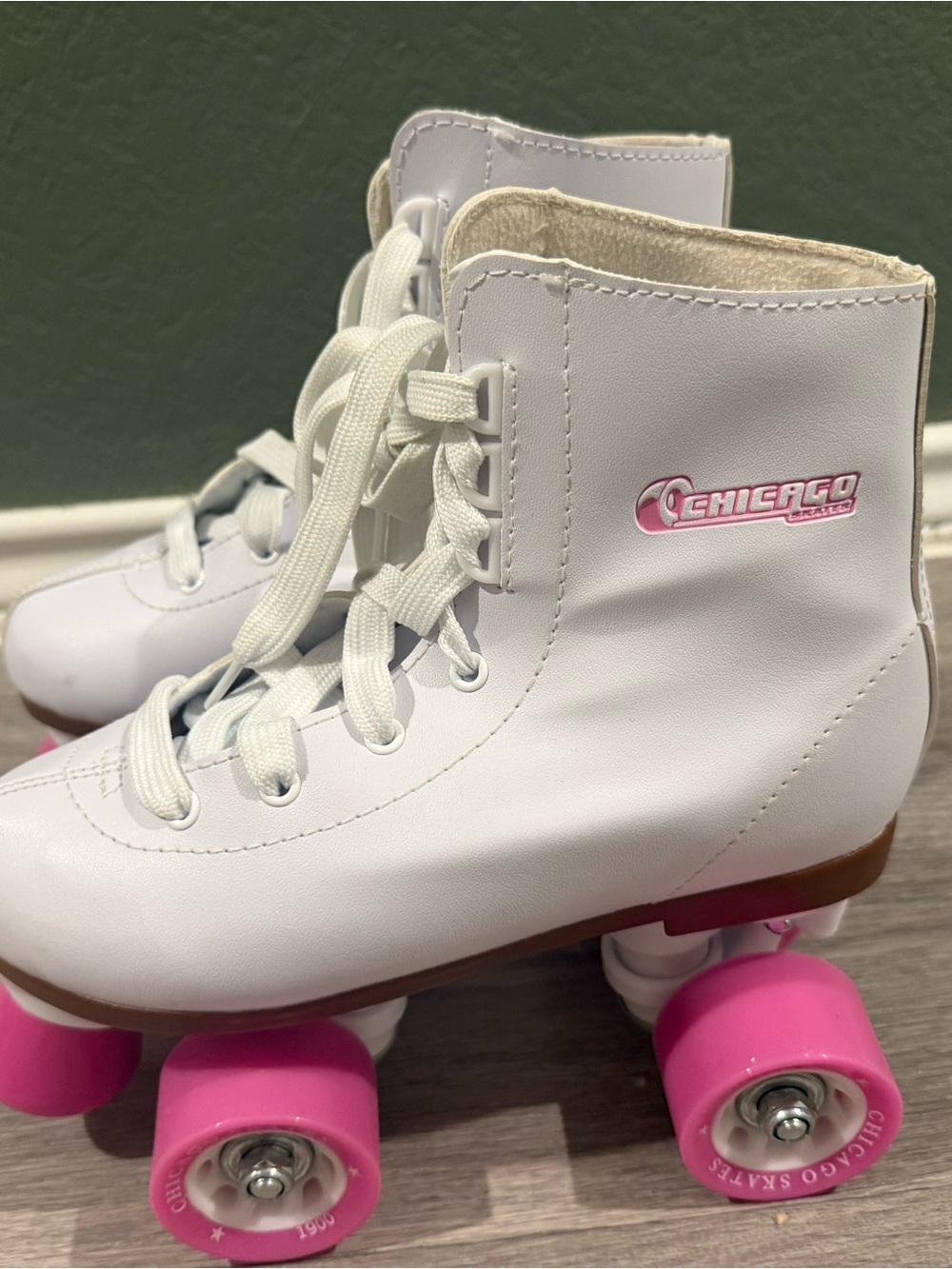 Chicago Classic White Roller Skates with Pink Wheels